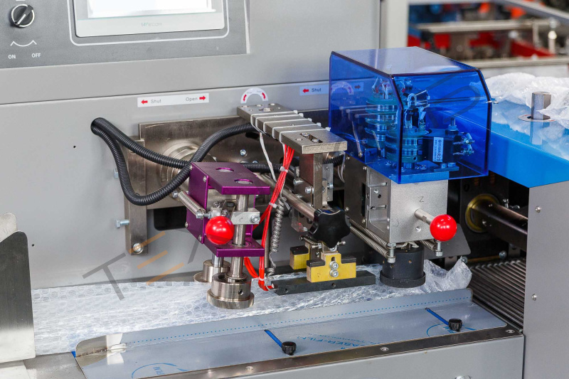 Автоматическая горизонтальная упаковочная машина DXDZ-350XD под ВПП (3 servo, лент.150 мм, рег.форм., min bag L 120, H 50, трансп.попереч.запайки) Техно-Сиб - Купить с доставкой по всей России 2