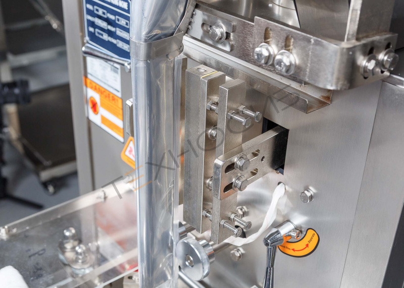 Автоматическая фасовочно-упаковочная машина DXDK-320RH-E (нерж., сашет 75*90 мм, 25-35 мл, W пленки 150 мм, датер в губках, насечка, зубч. нож.) Техно-Сиб - Купить с доставкой по всей России 12